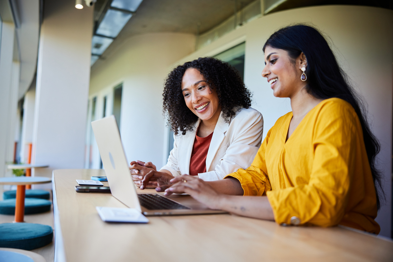 An HR leader and an employee planning a parental leave together